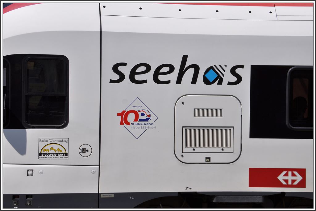 Beschriftung des Seehas Flirt 521 207 in Singen, (02.08.2015)