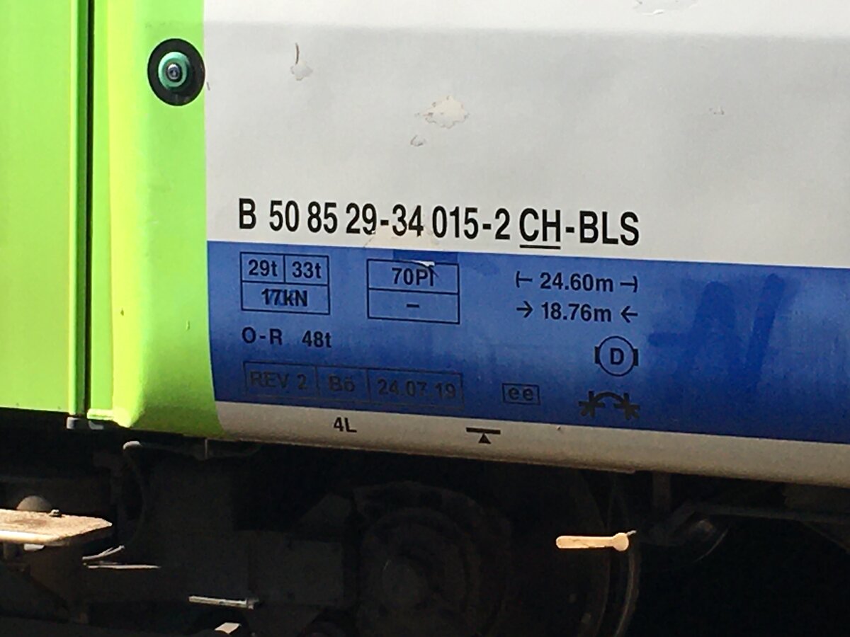 Beschriftung eines EW III Wagen der BLS ehemals SBB im Bahnhof Spiez.
Fotografiert am 15.8.21.