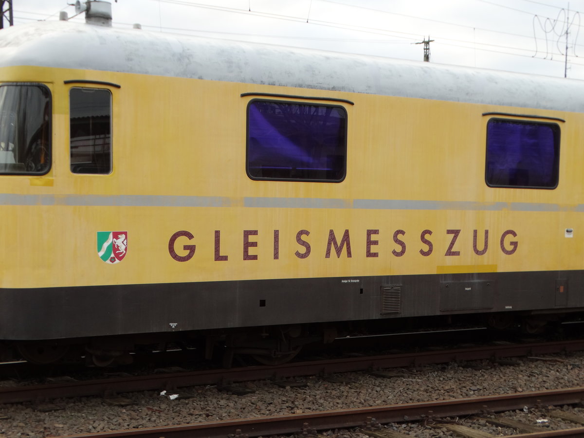 Beschriftung mit Wappen von Nordrhein Westfalen an   DB Netz Instandhaltung 726 004-5
in Hanau Hbf am 28.12.16