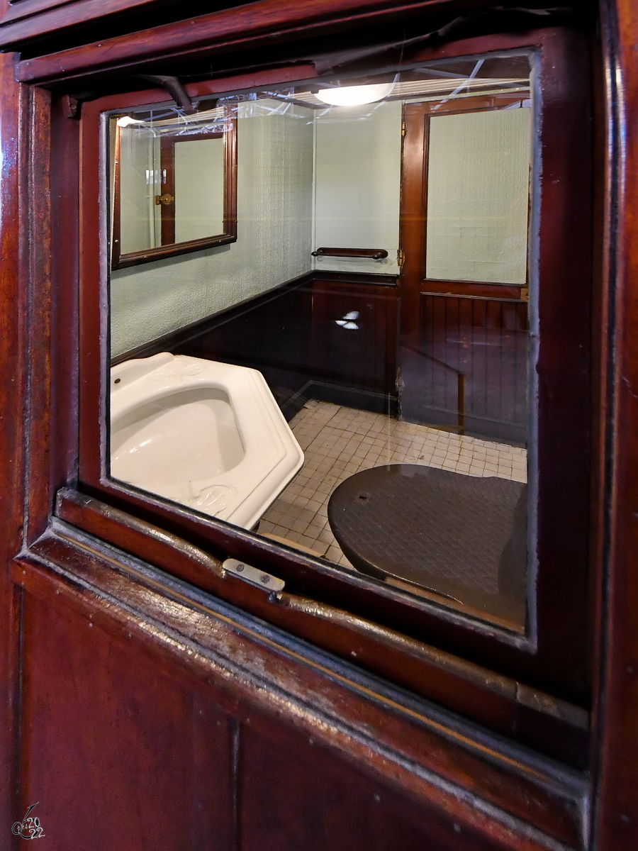 Besichtigung leider nur durch Scheibe möglich - luxuriöses Reisen in einem Salonwagen. (Eisenbahnmuseum von Katalonien in Vilanova i la Geltrú, November 2022)