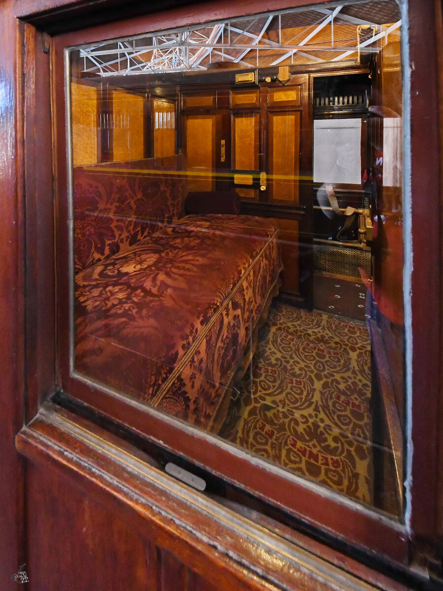 Besichtigung leider nur durch Scheibe möglich - ein luxuriöses Abteil in einem Salonwagen. (Eisenbahnmuseum von Katalonien in Vilanova i la Geltrú, November 2022)