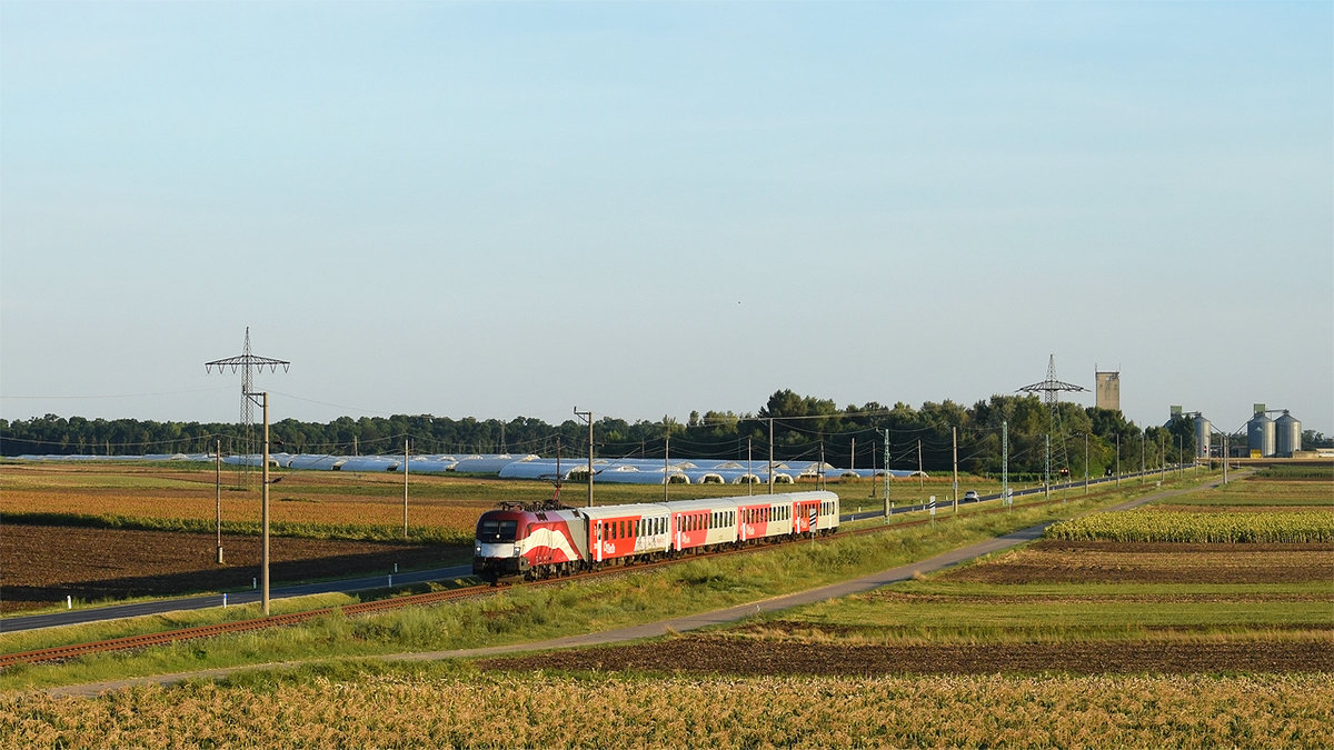 Besondere Bespannungen mit dem REX Radtrampler Neusiedlersee waren in den letzten Tagen ziemlich oft anzutreffen. Nebst den ÖAMTC, VegaTrans Werbeloks, kamen zwei, normaleweise mit RailJet Zügen eingesetzten Werbeloks, die Polizei und am 03.08.2016 1116.249, Ski WM / 175 Jahre Eisenbahnen in Österreich nach Pamhegen. 

Kurz vor Sonnenuntergang verlässt 1116.249 mit dem Radzug REX 7992 Wallern.
