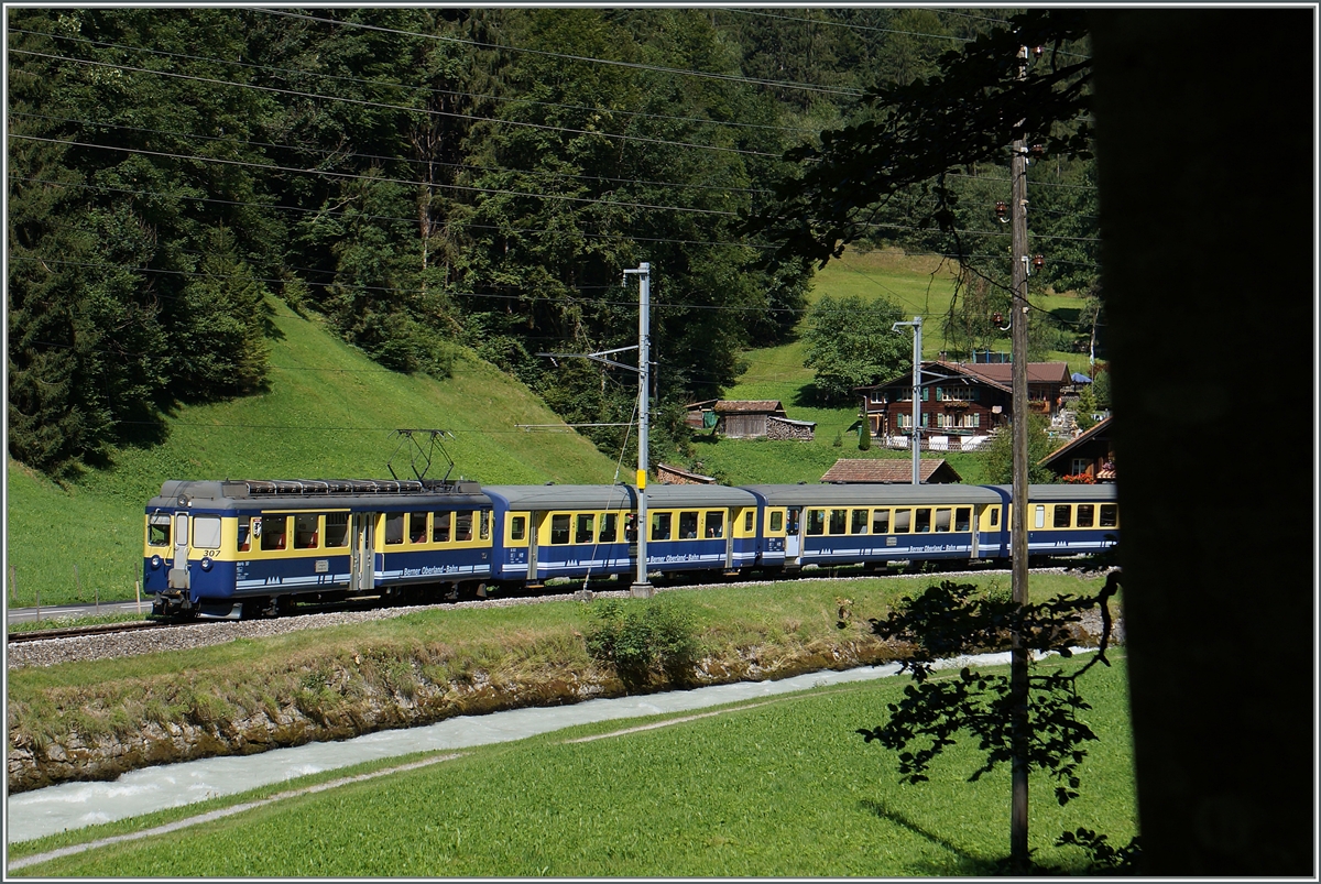 Besonders bei  schönem  Sommerwetter von Vorteil: der Wanderweg von Zweilütschinen nach Lauterbrunnen führt meist am schattigen Wald entlang und bietet zudem einen schönen Blick auf die BOB Strecke.
Bei Sandweid ist der BOB ABeh 4/4 307 mit den Regionalzug 142 nach Interlaken unterwegs.
7. August 2015