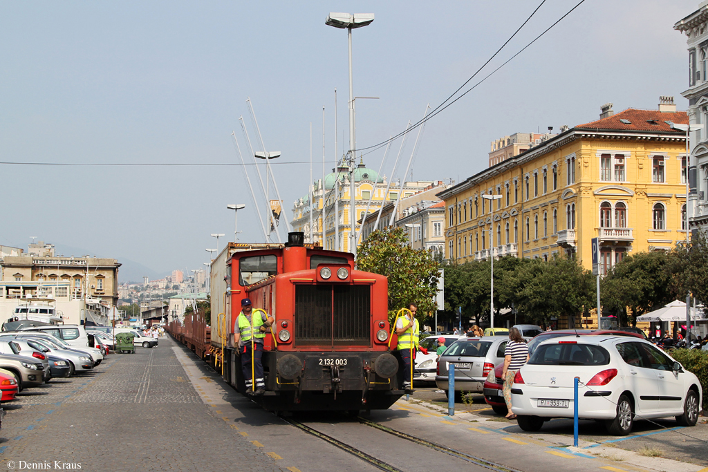 Besonders interessant sind die Gleisanlagen im Hafengebiet von Rijeka. Hier verluft das Gleis teilweise direkt auf der Strae. 2132 003 ist mit einem bergabezug am 23.08.2013 in den engen Straen von Rijeka unterwegs.