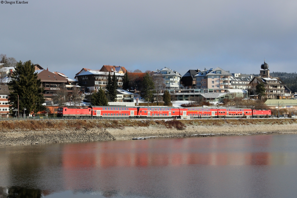 Bespannt mit 2 Loks der BR 143 erreicht die RB 26937 den Hp Schluchsee. Aufgenommen am 30.12.2013.