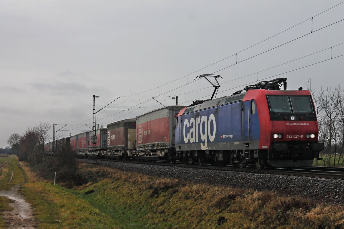 Bespannt mit einem  arcese -KLV fuhr am Morgen des 20.12.2017 die Re 482 027-0 bei Hügelheim über die KBS 703 in Richtung Freiburg (Breisgau).