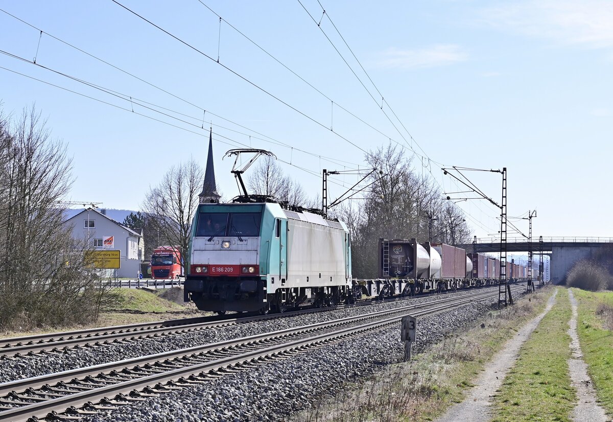 Besten Gruß an den Tf der ATLU E186 209, der mit seinem Zug hier gerade durch Thüngersheim fahrend gen Retzbach zusehen ist.1.3.2022