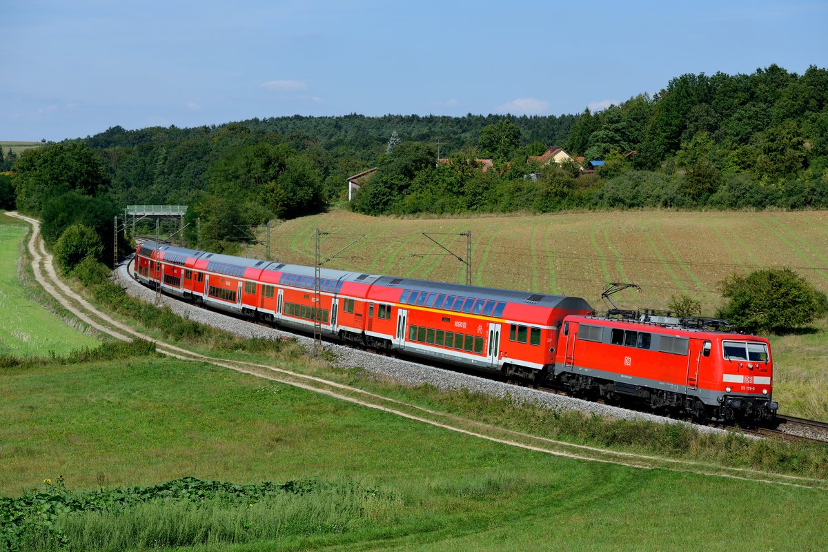 Bestens gepflegt ist die Nürnberger 111 178 - deswegen war mir der RE 4261 nach München HBF ein Bild wert (Edlhausen, 07. September 2013).
