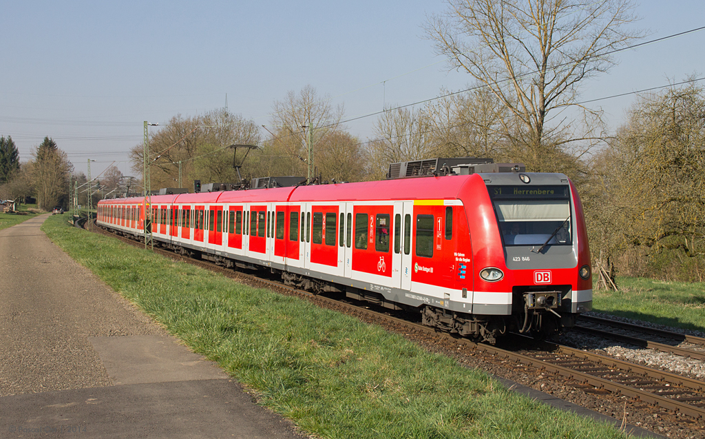 Bestens gepflegt präsentierte sich der Plochinger 423 846 am 28. März 2014 bei Wernau am Neckar. Gemeinsam mit einem weiteren 423 ist der Triebzug als S7121 (Kirchheim [T] - Herrenberg) unterwegs.