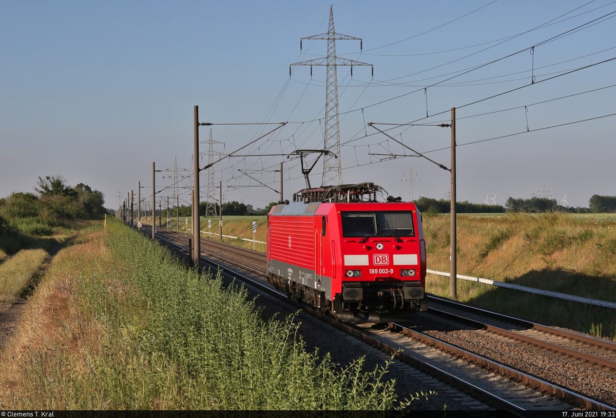 Bestens gepflegt sieht sie aus, die 189 002-9 bzw. Siemens ES64F4. Hier rollt sie ohne Anhang bei Braschwitz Richtung Halle (Saale).

🧰 DB Cargo
🚩 Bahnstrecke Magdeburg–Leipzig (KBS 340)
🕓 17.6.2021 | 19:33 Uhr
