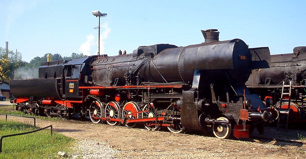 Bestens gepflegt wartet die 33-503 (ex-DR 52 1345 DWM 812/1944) im Sommer 2005 im Depot Bukinje auf ihren nächsten Einsatz