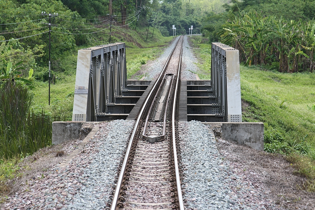 Bestens gepflegte Bahnanlagen auf der Northern Line im Strecken-Km 522,71 (Blickrichtung Chiang Mai) am 19.Mai 2018.