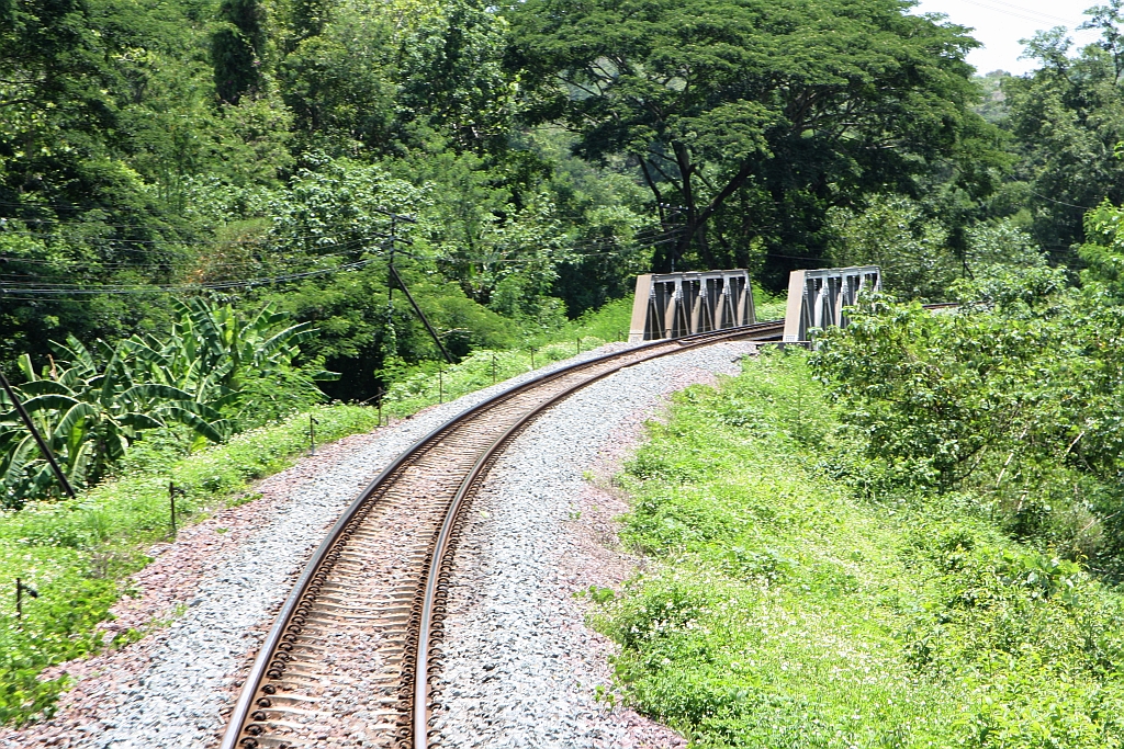 Bestens gepflegte Bahnanlagen auf der Northern Line im Strecken-Km 521,77  (Blickrichtung Chiang Mai) am 19.Mai 2018.