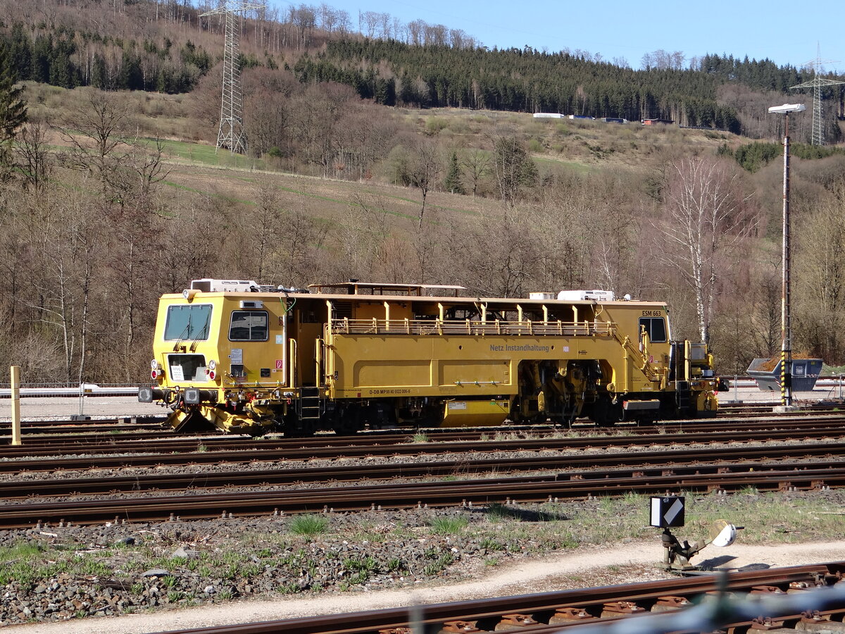 Bestwig Bahnhof / Am: 6.4.2025 / Netz Instandhaltung / Zug der DB 