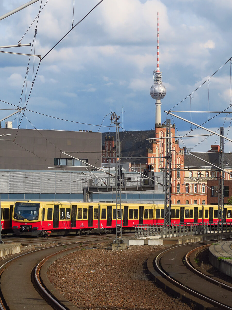 Besuch am Hauptbahnhof Berlin. Hübsche Aufnahmen kann man am Bahnsteig machen und den Fernsehturm am Alexanderplatz in den Hintergrund mit einbringen. 12.9.24.