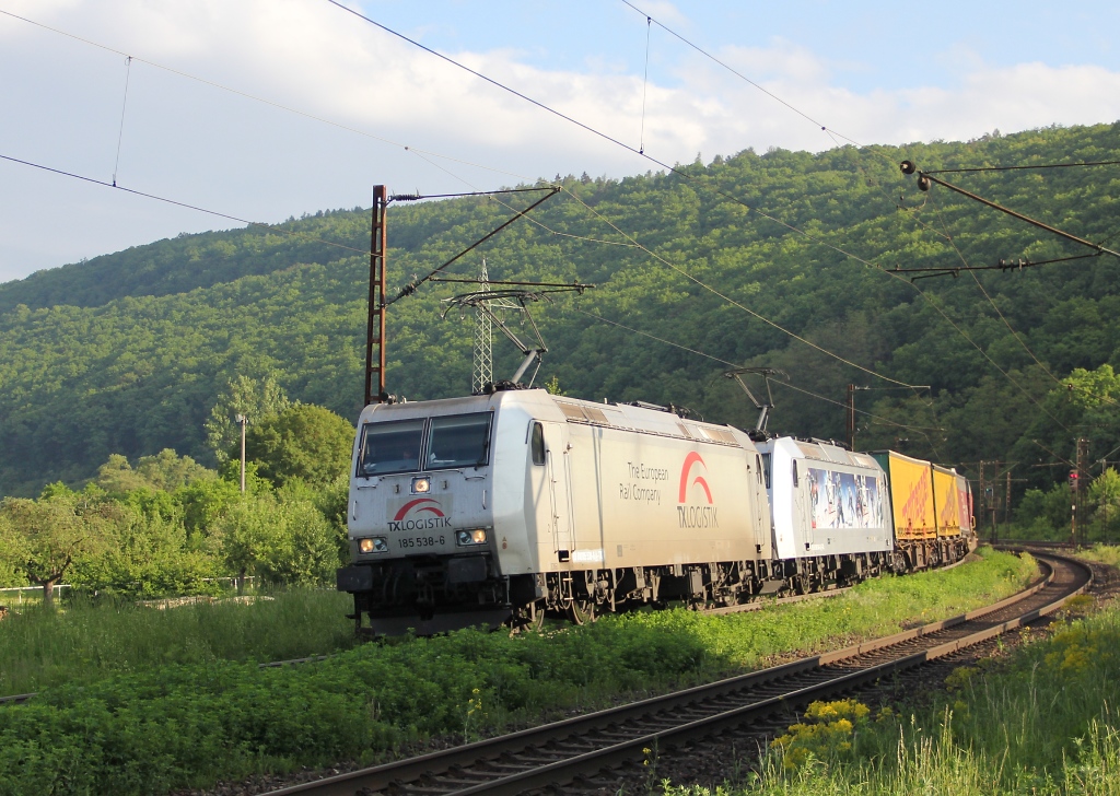 Besuch im Maintal. 185 538-6 in Doppeltraktion mit 185 540-2 und KLV-Zug in Fahrtrichtung Sden. Aufgenommen am 23.05.2013 in Wernfeld.