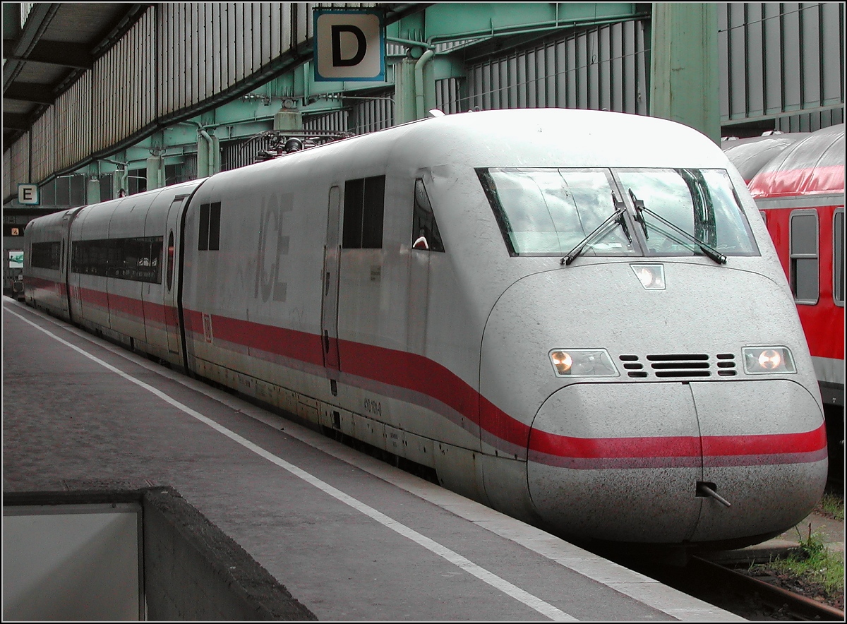 Besuchen Sie den Bahnhof Stuttgart, solange er noch steht... (II). Der verbliebene 410 101-0 mit seinem Stummel-ICE im Hauptbahnhof Stuttgart, Gleis 3. (23. August 2005, 14:56).