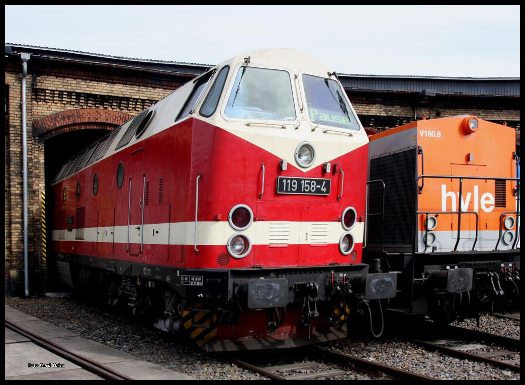 Besuchertag im Museums BW Schöneweide in Berlin am 23.04.2016:
Das  U Boot  119158 schaute halb aus dem Rundschuppen!