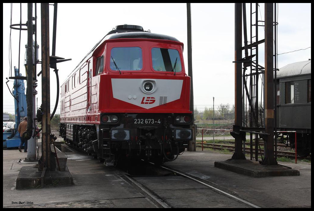 Besuchertag im Museums BW Schöneweide in Berlin am 23.04.2016:
Für Fotografen etwas ungünstig postiert stand die frisch lackierte LEG 232673 etwas am Rand der ausgestellten Fahrzeuge.