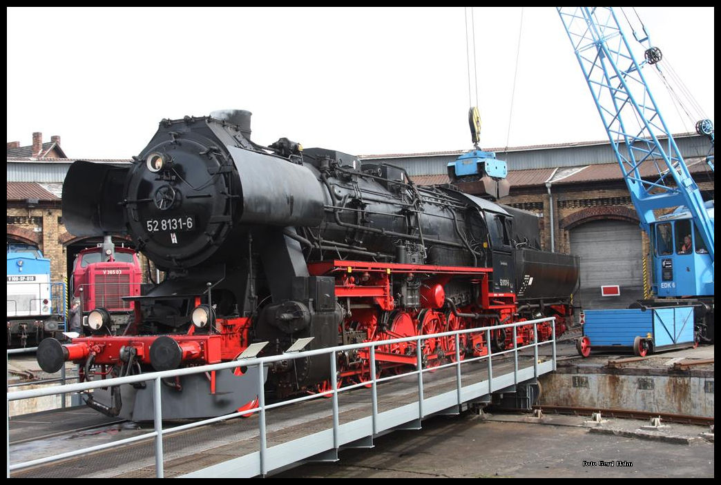 Besuchertag im Museums BW Schöneweide in Berlin am 23.04.2016:
528131 wird auf der Drehscheibe stehend bekohlt!