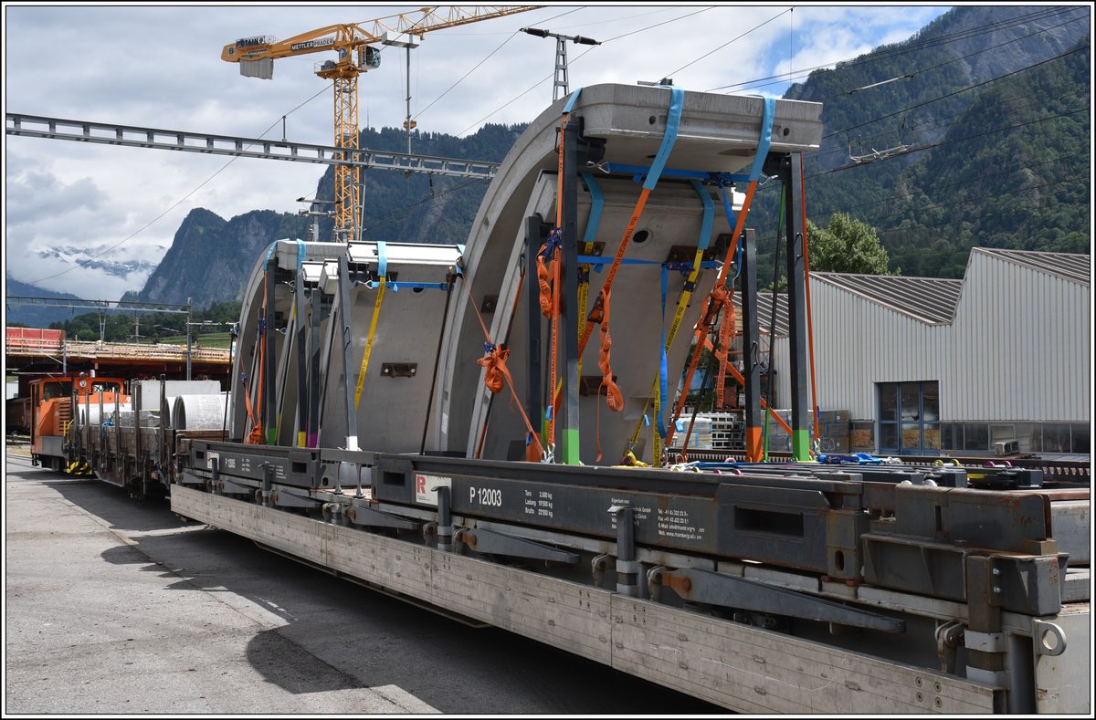 Betonelemente/Tunnelverkleidungen für den Bergünersteintunnel der RhB. (05.06.2020)