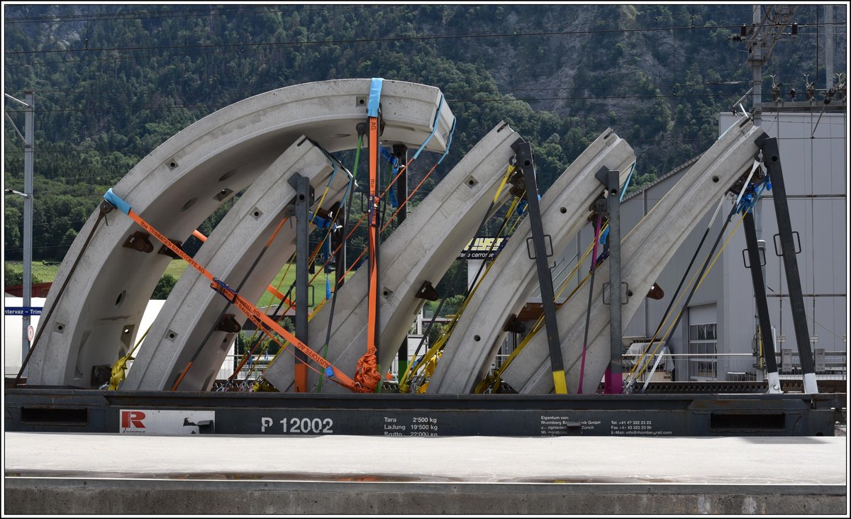 Betonelemente/Tunnelverkleidungen für den Bergünersteintunnel der RhB. (05.06.2020)
