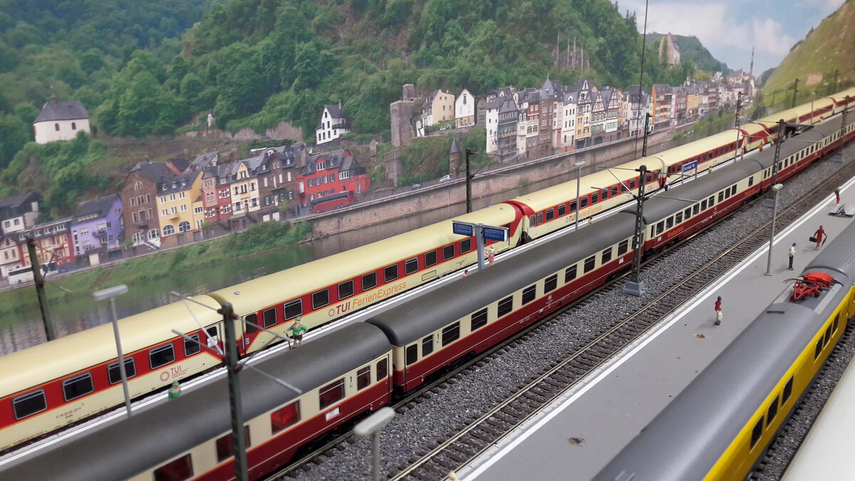 Betrieb in Harrstadt Hauptbahnhof in den 80ern, Tuiexpress und der der legendäre 83er Rheingold von der Westseite aus gesehen. 