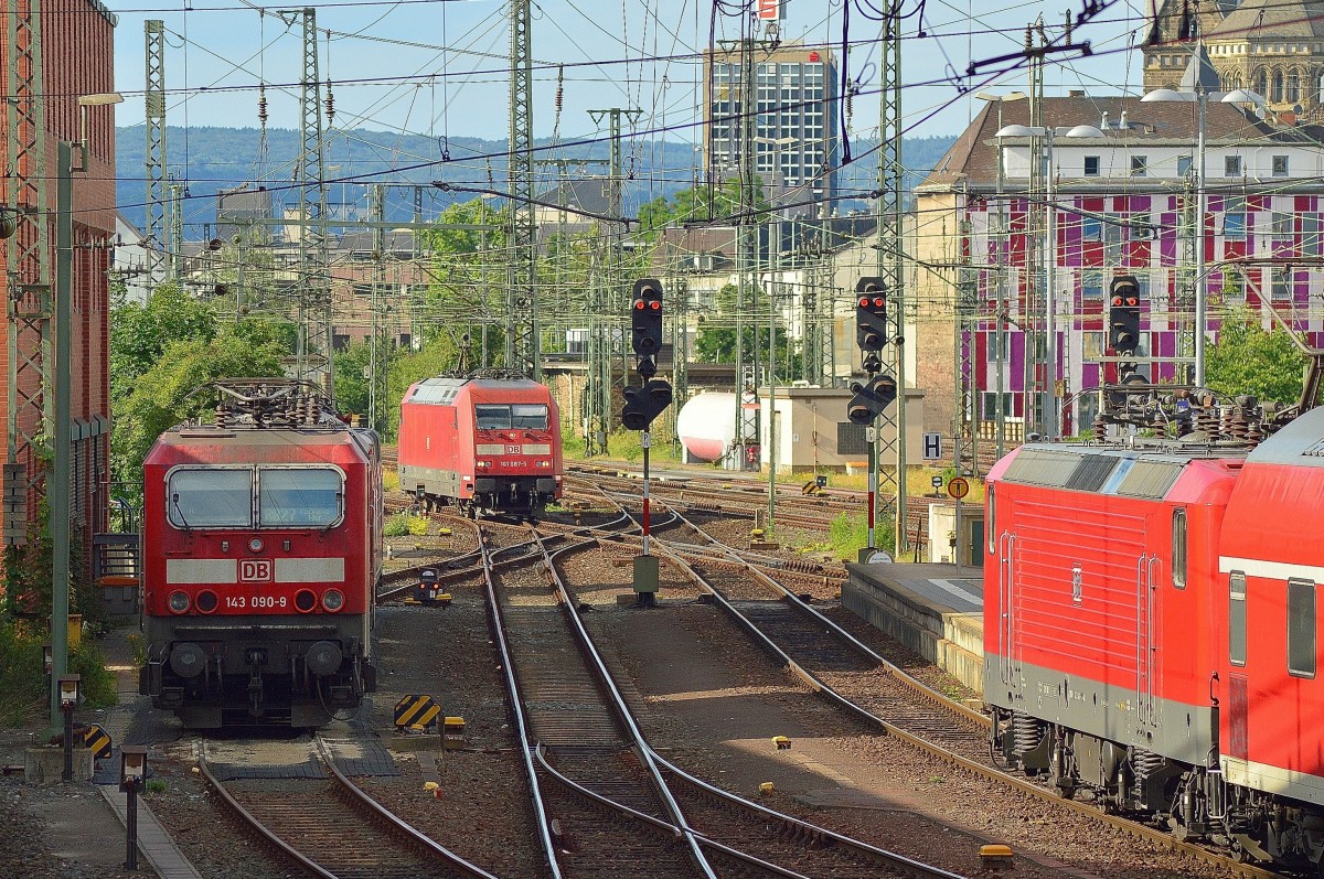 Betrieb im Koblenzer Hbf am Abend des 15.6.2014.....die 143 090-0 mit der 181  Mosel  stehen auf einem Gleis, im Hintergrund fährt 101 087-5 auf ihr Abstellgleis nach dem sie einen IC nach Koblenz gebracht hat und auf Gleis 9 steht die 143 568 mit einem RE1 Zug nach Saarbrücken abfahrbereit......Sonntag den 15.6.2014

