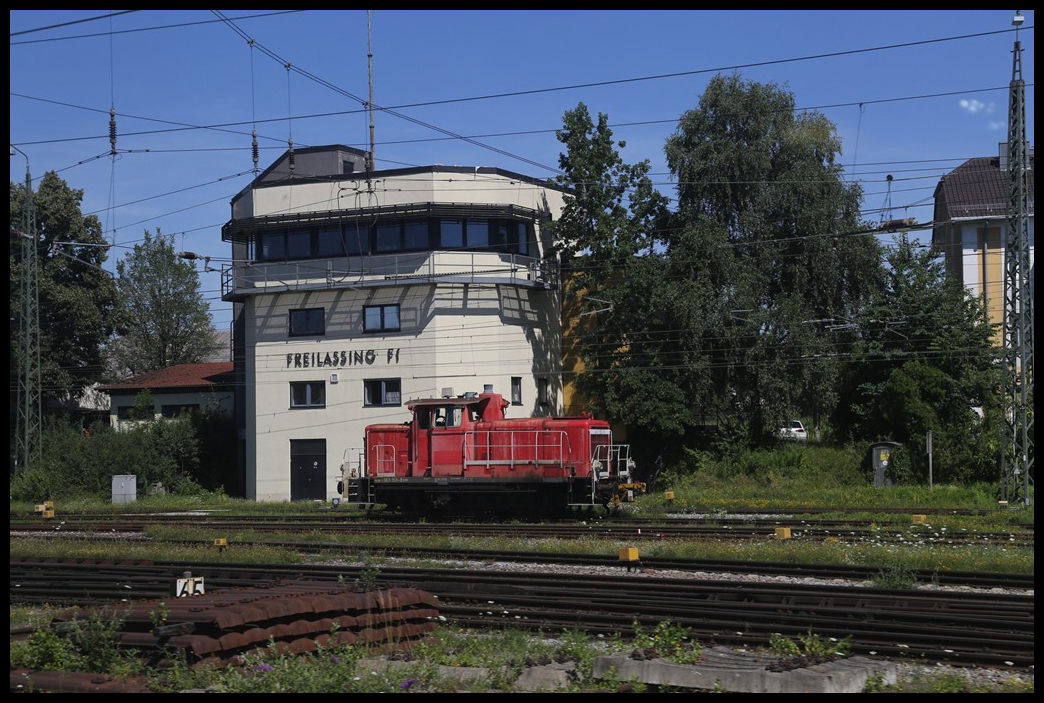 Betriebpause für DB 363153-8 am 18.7.2022 um 11.13 Uhr vor dem Stellwerk in Freilassing.