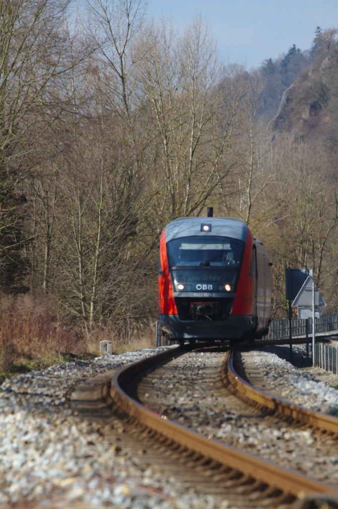 Betriebsalltag auf der Mühlkreisbahn: 5022 005-2 als R3125 kurz vor dem Erreichen des Endbahnhofs Linz Urfahr. (01.03.2014)