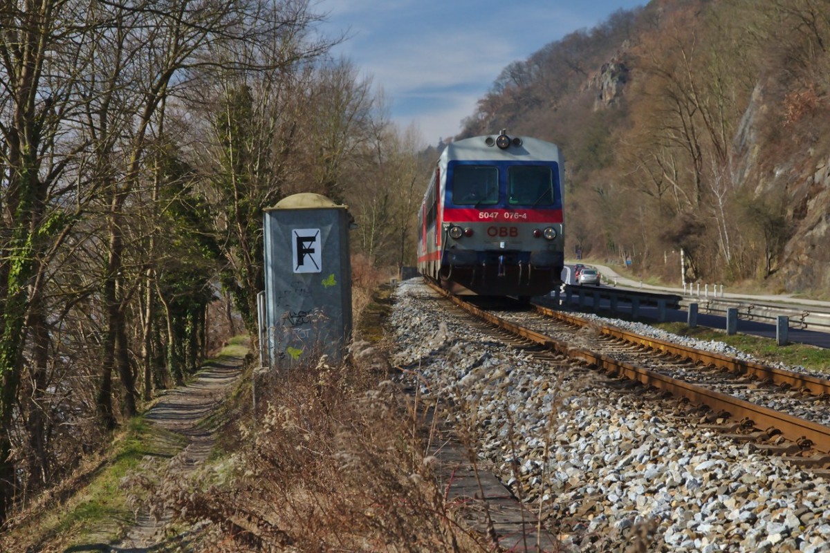 Betriebsalltag auf der Mühlkreisbahn: kurz bevor der R3187 mit den Triebwägen 5047.76 und 72 den Bahnhof Linz Urfahr erreichen, ist diese Aufnahme entstanden (01.03.2014)