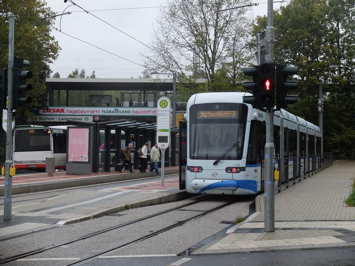 Betriebsaufnahme des Personenverkehrs auf der Linie 302 nach Bochum-Langendreer (S) (hier: Variobahn 110) am 7. Oktober 2017.