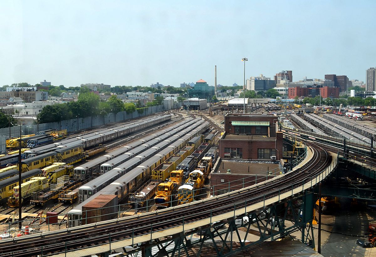 Betriebsbahnhof in der Bronx, an der Strecke der New Yorker Subway-Linie 6. Vom fahrenden Zug aus fotografiert. 12.6.2015