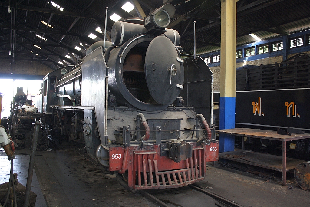 Betriebsbereite 953 (1'D1'-h2, Hitachi, Bauj. 1950, Fab.Nr. 2051) am 31.Mai 2013 im Depot Thon Buri.

