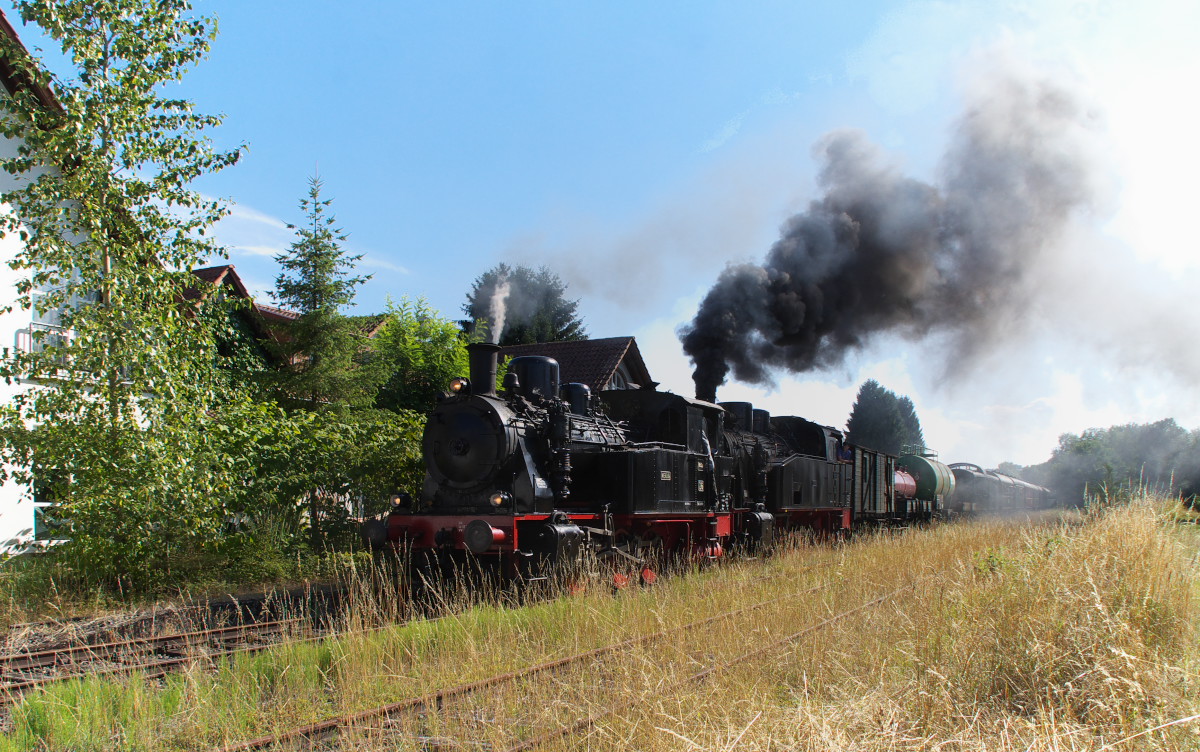 Betriebshalt in Bachem! Auf dem Weg nach Losheim gab es noch einen kurzen Betriebshalt bevor es in die Steigung nach Losheim ging. Lok 26 und 34, die früher bei den Saarbergwerken im Einsatz waren, werden gleich im Bahnhof Bachem halten und werden nochmal überprüft. Lok 26 wurde 1937 von Henschel gebaut, Lok 34, ebenfalls von Henschel, 1948. Bahnstrecke 9321 Merzig - Büschfeld am 01.08.2015