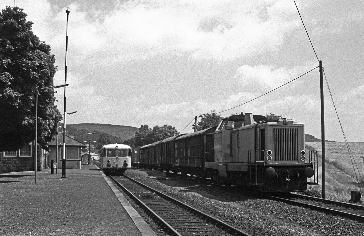 Betriebsmittelpunkt Schenklengsfeld der Hersfelder Kreisbahn am 14.7.1986 mit V 32 vor Güterzug nach Bad Hersfeld und VT 50 Personenzug nach Philippsthal.