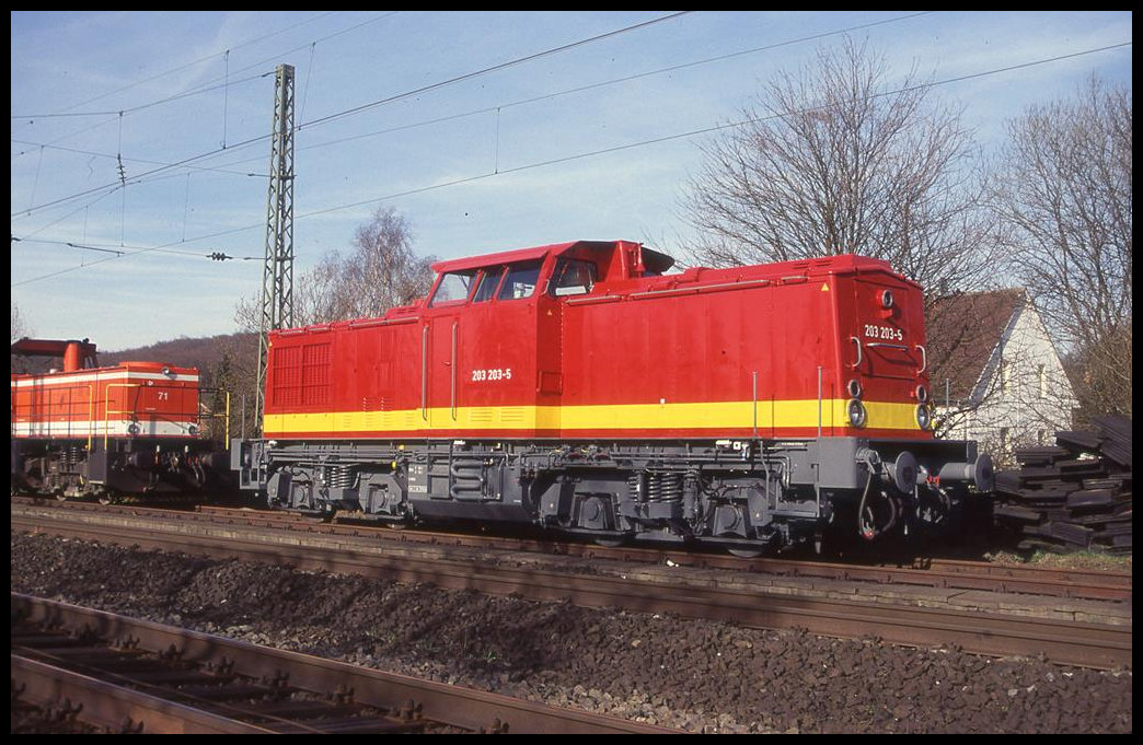 Betriebspause für 202203 ex V 100 der DR am 11.3.2002 im Bauzugdienst im Bahnhof Lengerich.