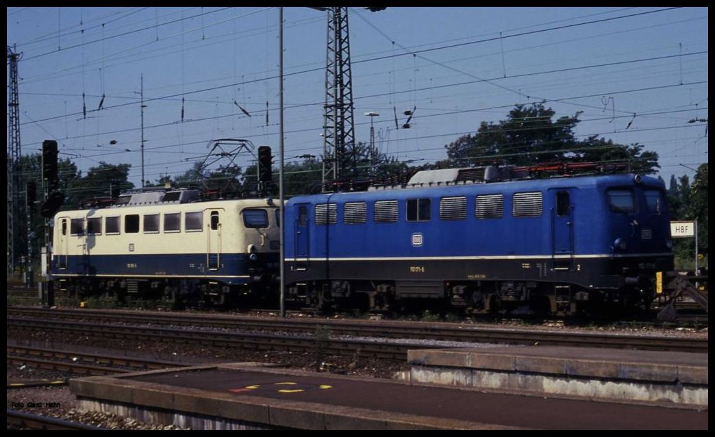 Betriebspause für die blaue 110171 und die beigefarbene 110115 am 17.8.1989 im
HBF Heilbronn.