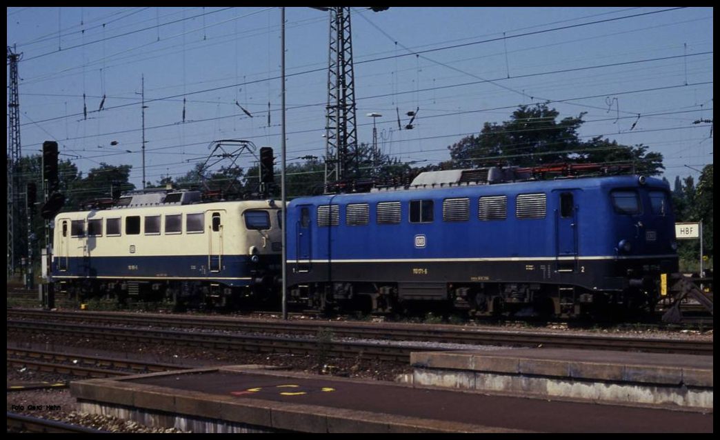 Betriebspause für die blaue 110171 und die beigefarbene 110115 am 17.8.1989 im
HBF Heilbronn.