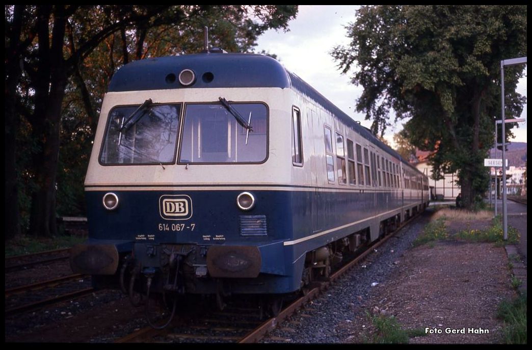 Betriebspause für DB VT 614067 am 16.9.1990 um 19.20 Uhr im Bahnhof Seesen.