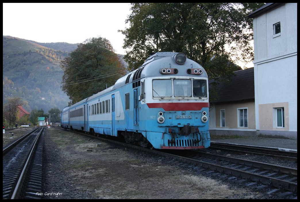 Betriebspause für den Dieseltriebwagen D1-757-3 im Endbahnhof der Karpatenstrecke in Rachiev. Zu kommunistischer Zeit führte die Strecke einst weiter nach Rumänien. Die Gleise liegen noch. Die Strecke ist still gelegt.