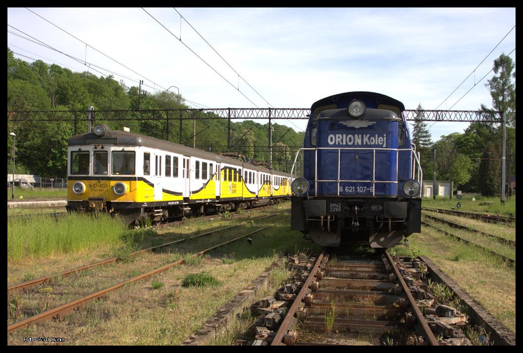 Betriebspause für EN57-1035 und SM42-2266 von Orion Kolej am 22.05.2016 im Bahnhof Klodzko.