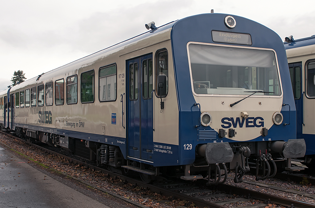 Betriebsruhe im Bw Endingen der SWEG: VT 129 ( 95 80 0626 129-0 D-SWEG ), blicherweise auf der Kaiserstuhlbahn unterwegs, abgestellt am Rande des Bahnhofs Endingen a.K.am 14.09.2013