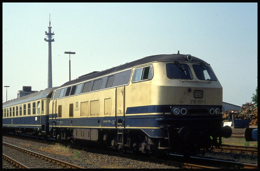 Betriebsruhe für 216151 am 8.6.1992 im Bahnhof Rahden.