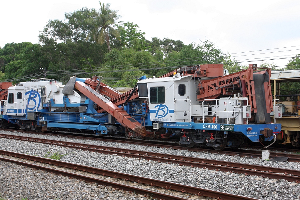 Bettreinigungsmaschine (Hersteller: GEMAC Engineering Machinery Co.Ltd., Type QSM-400, Baujahr: 2023.03, Fab.Nr.: 2023074) des Unternehmens Broadcast Depot(Thailand)Co.,Ltd. am 03.Juni 2026 in der Chachoengsao Junction.