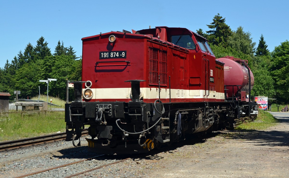 Bevor 199 874 ihre sechs Rollbockwagen auf das Stumpfgleis stellen konnte musste zuerst der Kesselwagen umrangiert werden. Am 01.07.15 wartet das Harzkamel auf die Freigabe.