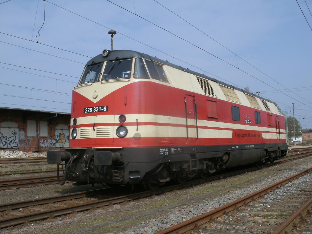 Bevor 228 321,am 06.April 2014,wieder nach Mukran zurückkehrte konnte ich die Lok während ihrer Mittagspause in Bergen/Rügen fotografieren.