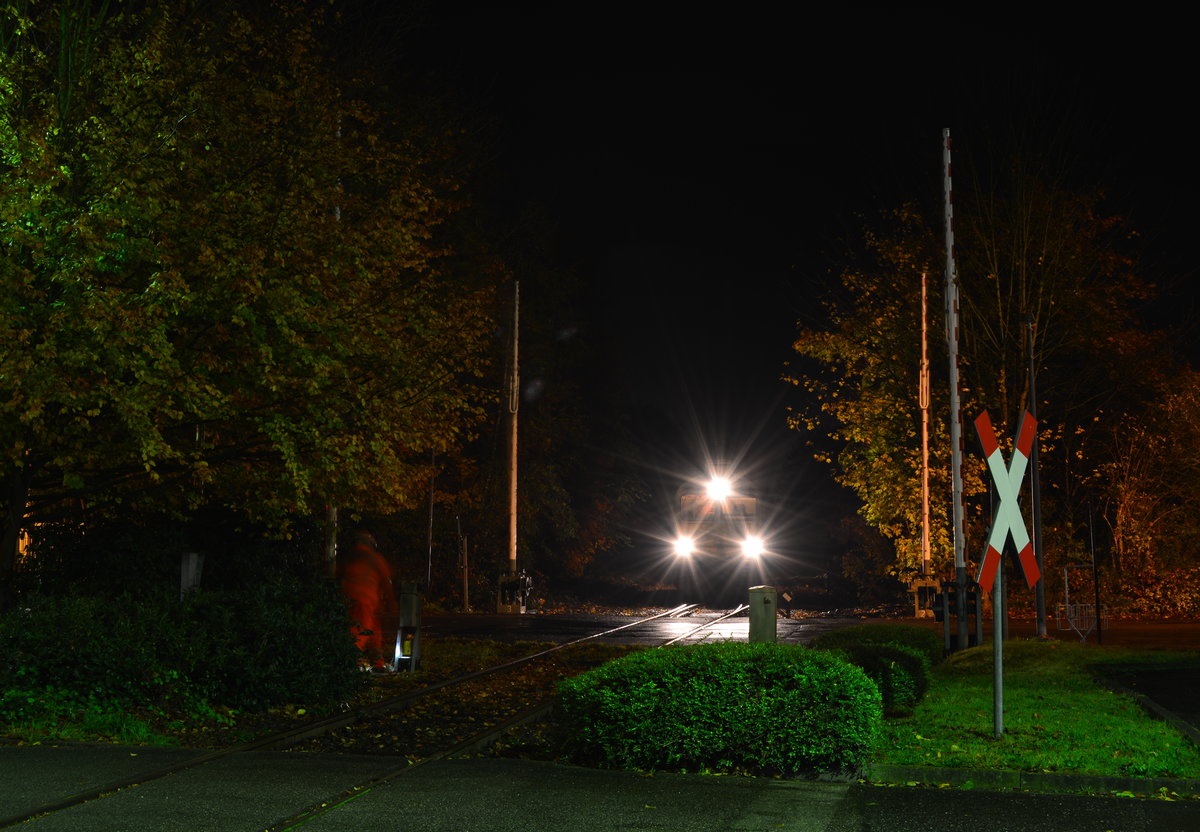 Bevor die 247 050-8 den BÜ zum rangieren befahren durfte mussten die Schranken gekurbelt werden. Danach wurde zügig umgesetzt und zum Anschluss des Trafowerks gefahren wo sie für die ursprünglich geplante Br232 den GC62338 Rheydt Geneiken - Krefeld Linn übernahm. Der Trafozug war eine Lademaßüberschreitung Dora weshalb er nur Nachts fahren darf.

Mönchengladbach 12.11.2017