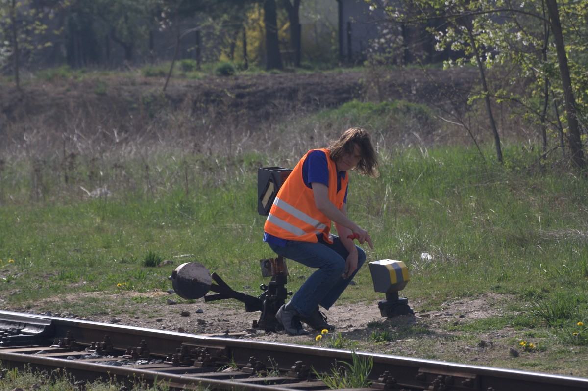 Bevor die 475 179 umsetzen kann, wird die Weiche  gestellt. Diese Arbeit wird von einem tschechischen CD Mitarbeiter gewissenhaft erledigt, 25.04.2015, 10:07 Uhr