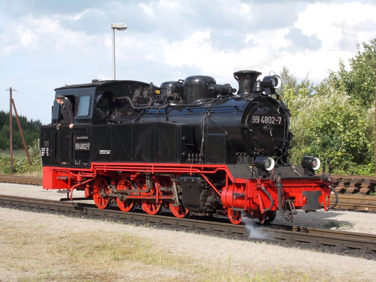 Bevor 99 4802,am 11.August 2014,Putbus solo in Richtung Göhren verließ,stellte sich die Lok fotogerecht in Position.